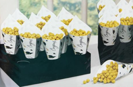 علب ورقية للوجبات الخفيفة مع صينية التقديم للتخرج